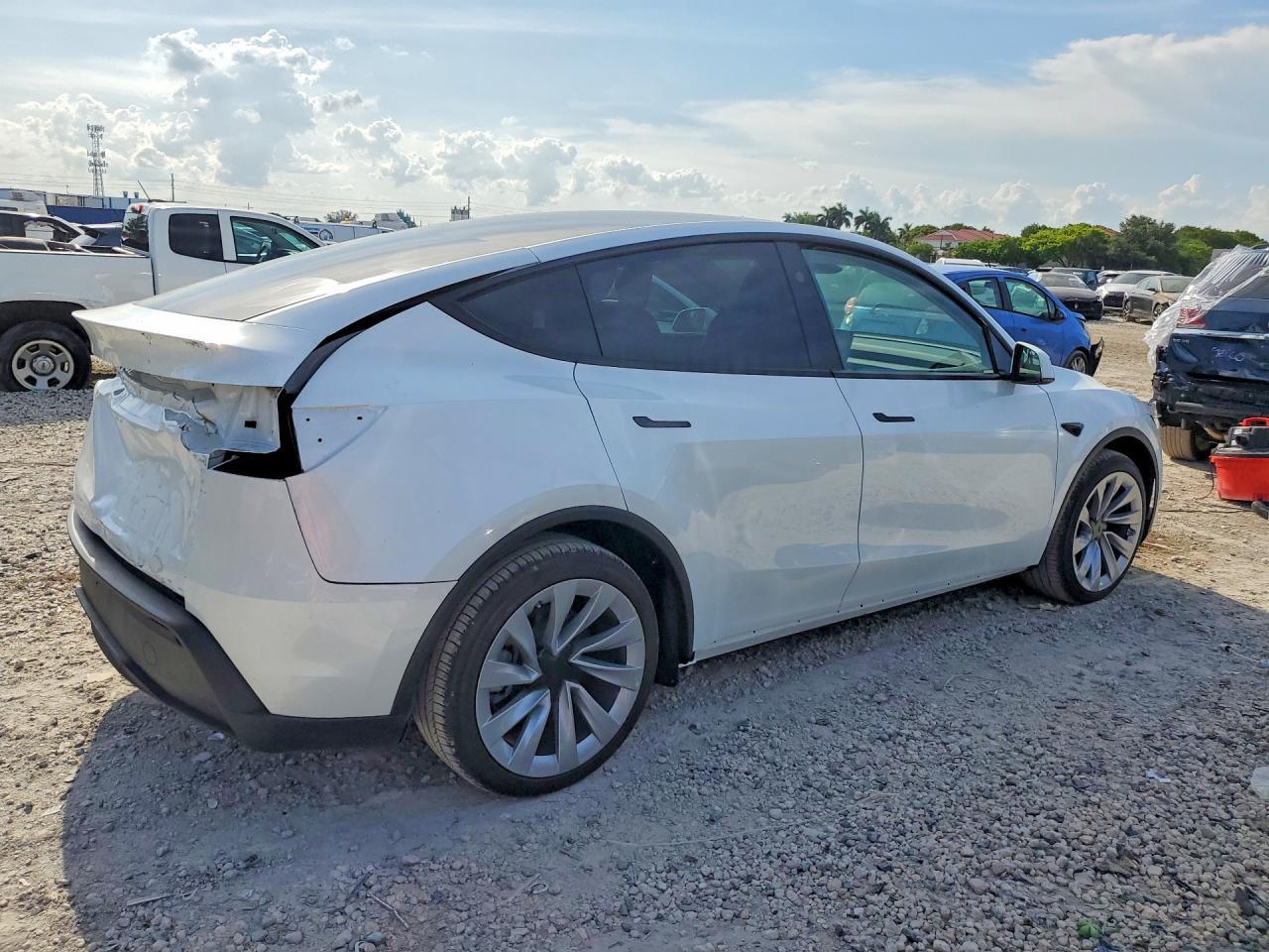 2026 Tesla Model Y - Фото 3