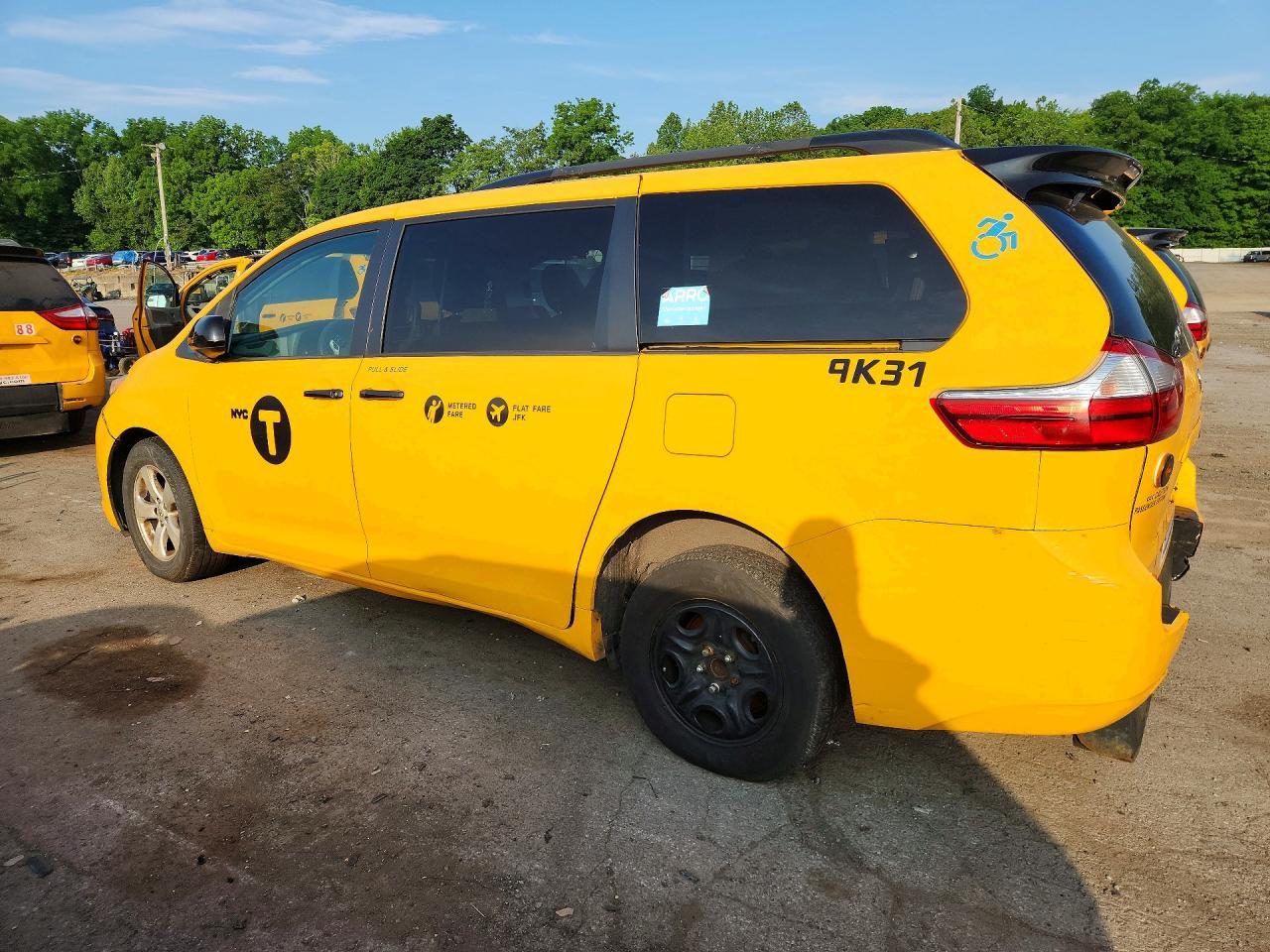 2017 Toyota Sienna Le - Image 2