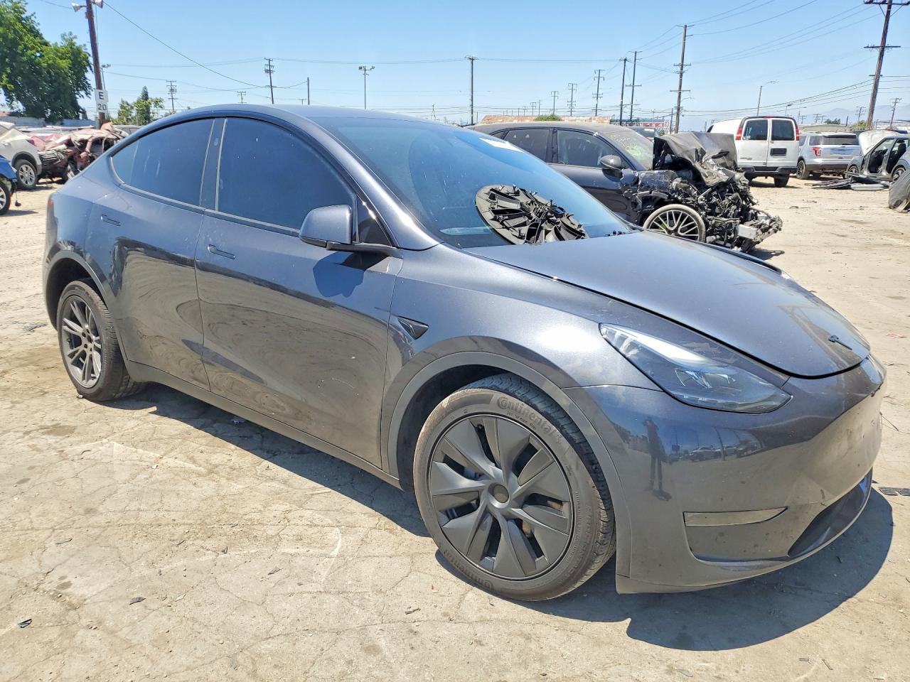 2025 Tesla Model Y - Фото 4