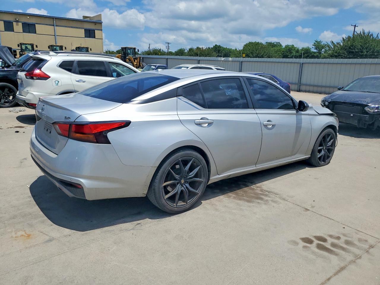 2020 Nissan Altima Sr - Фото 3
