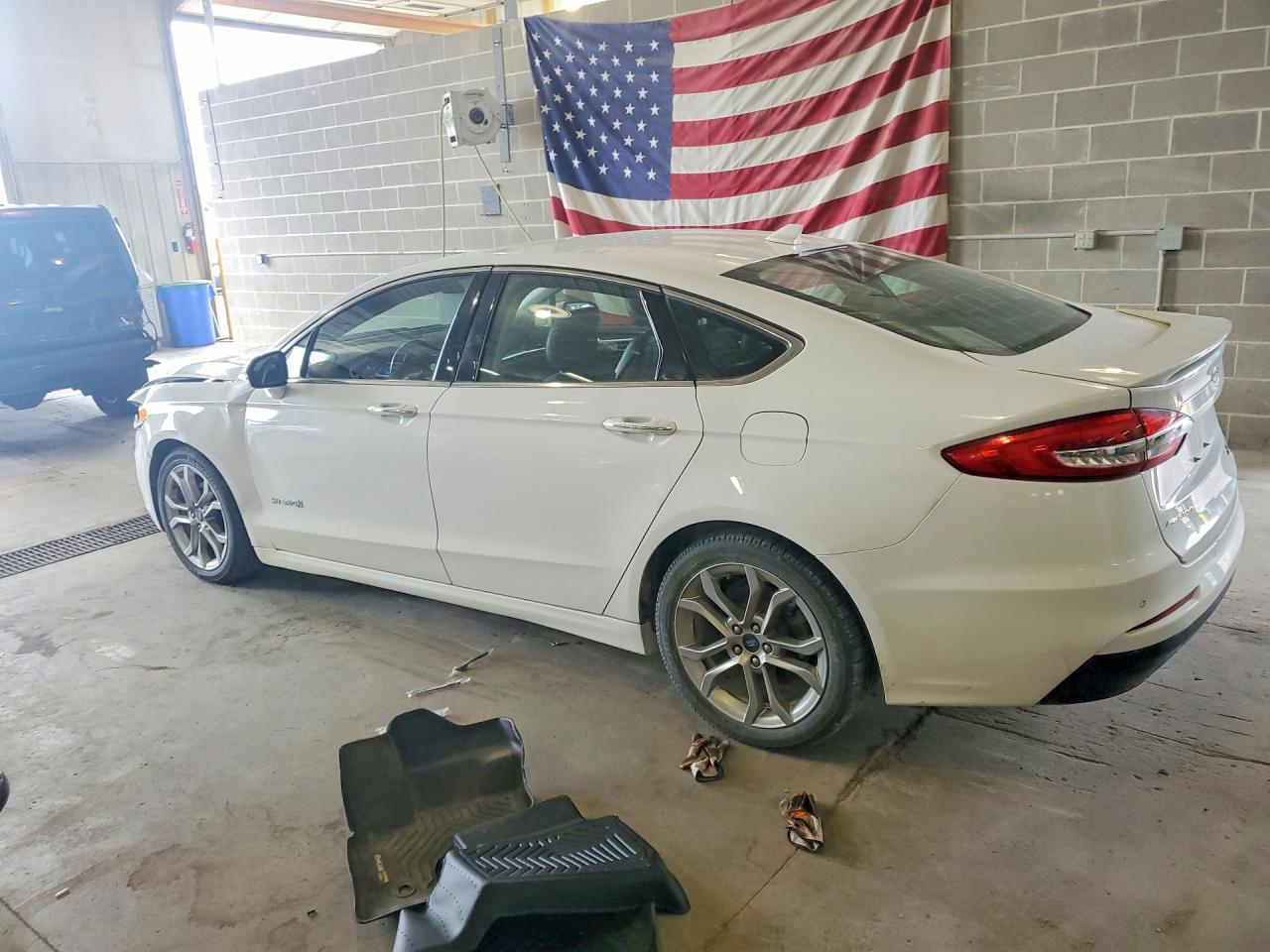 2019 Ford Fusion Titanium - Фото 2
