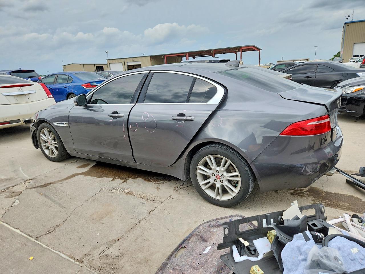 2019 Jaguar Xe Premium - Фото 2