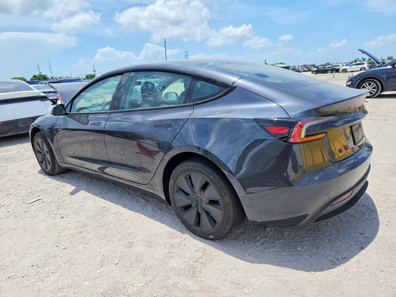 2025 Tesla Model 3 - Фото 2