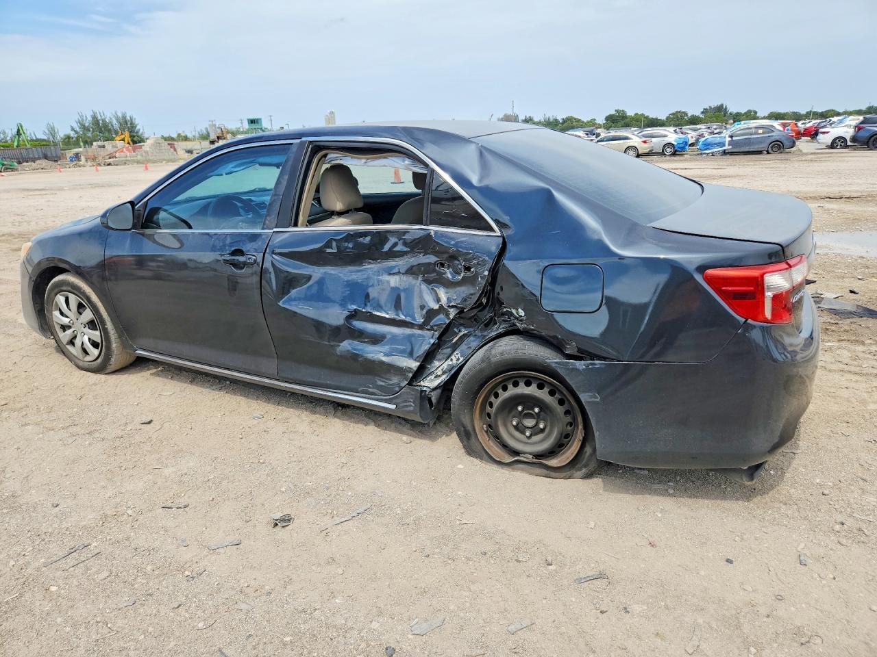 2013 Toyota Camry Le - Фото 2