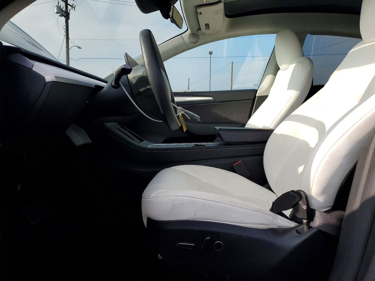 2025 Tesla Model Y - Image 7
