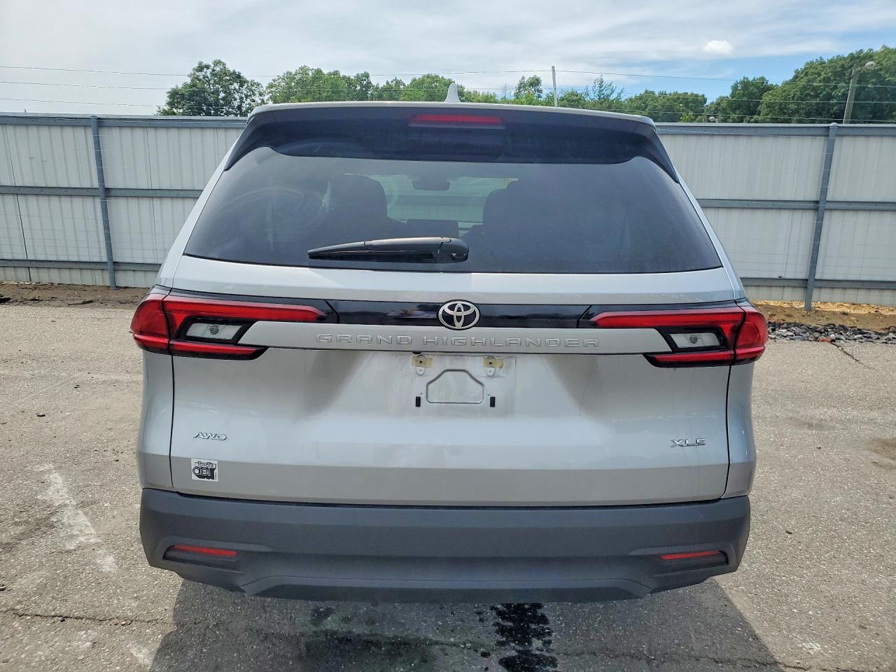 2026 Toyota Grand Highlander Xle - Image 6