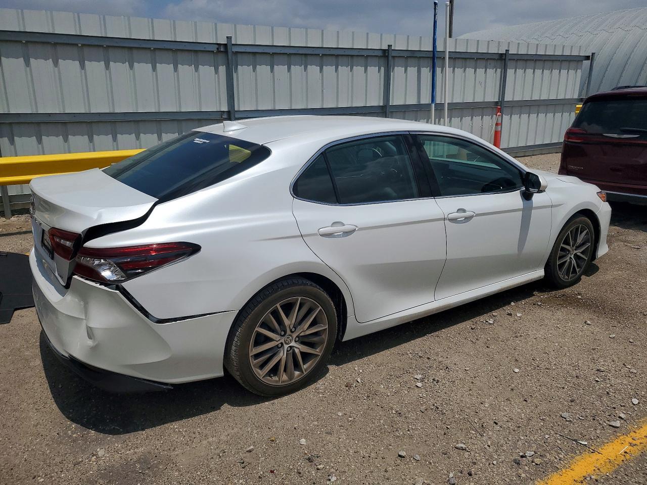 2021 Toyota Camry Xle - Image 3