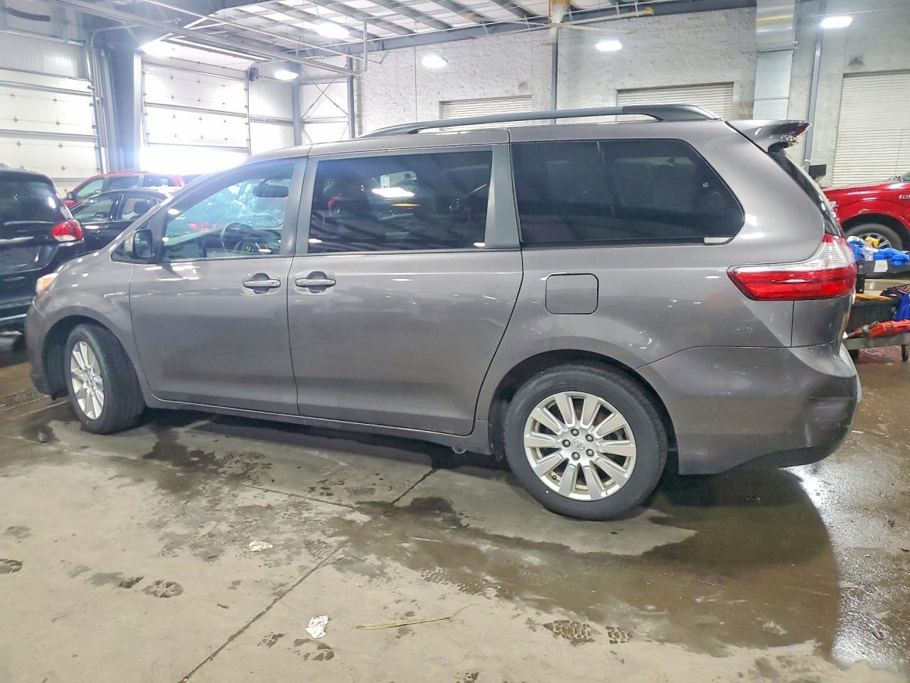 2017 Toyota Sienna Le - Фото 2