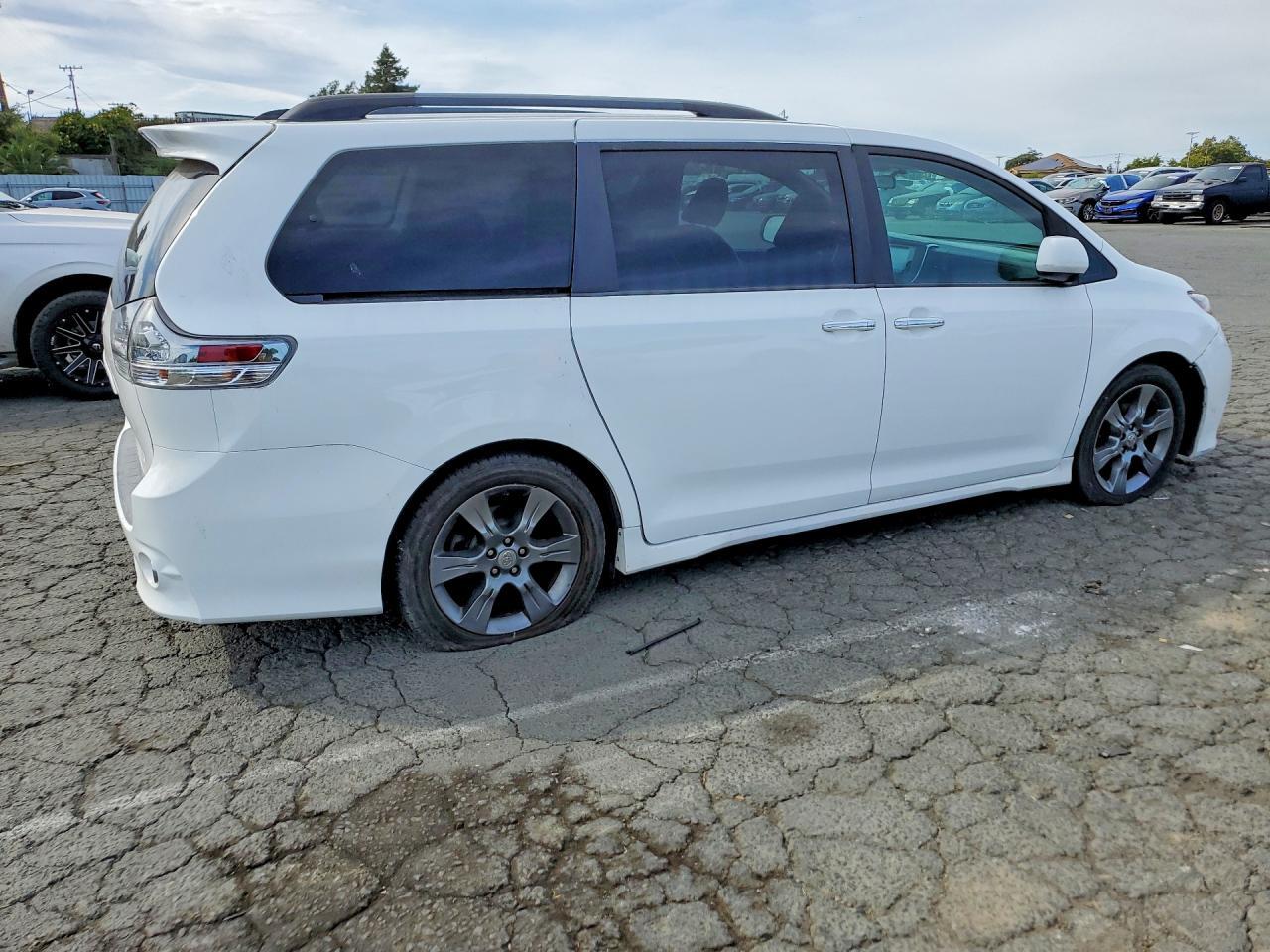 2016 Toyota Sienna Se - Image 3