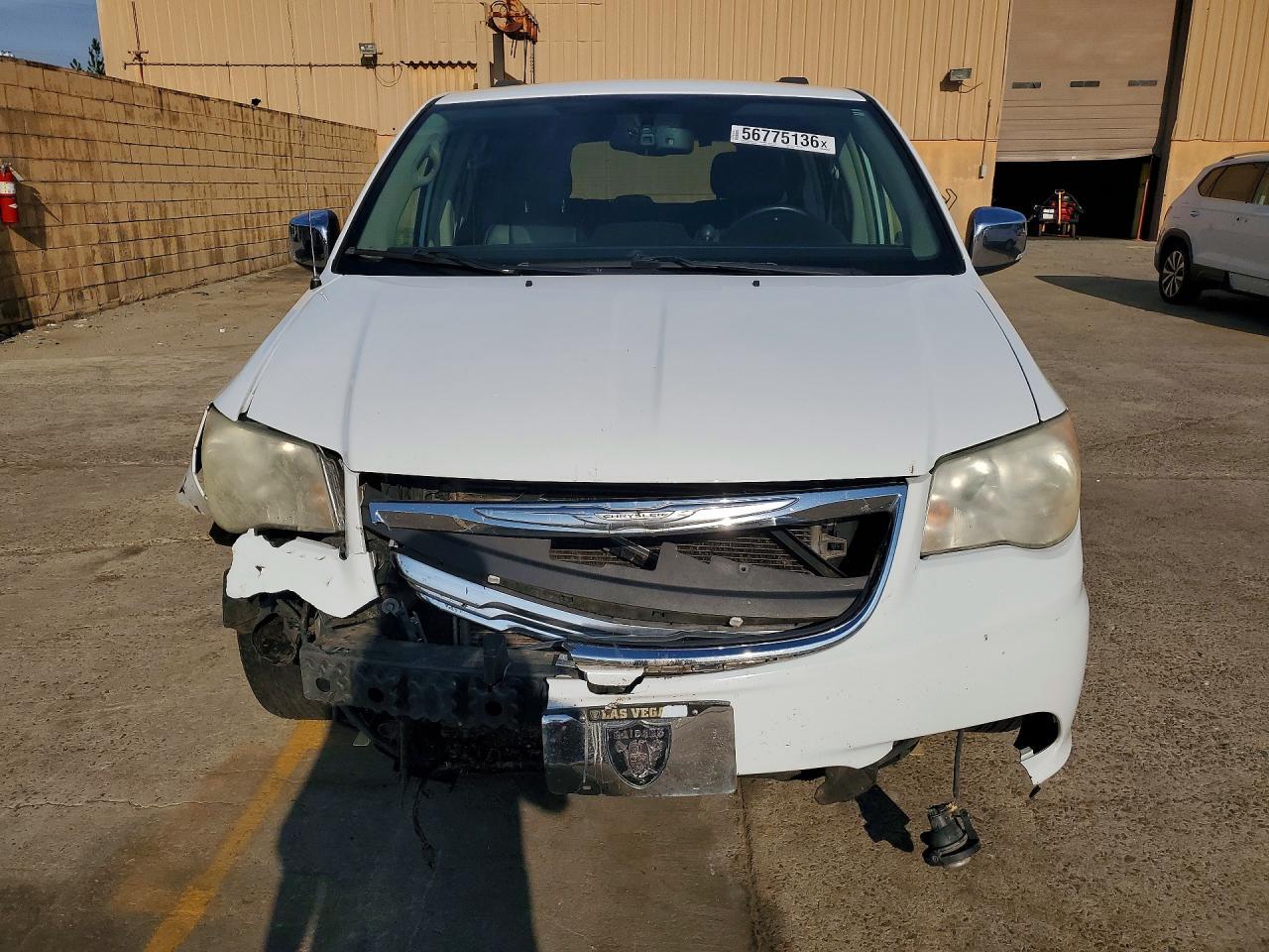 2014 Chrysler Town & Country Touring L - Фото 5