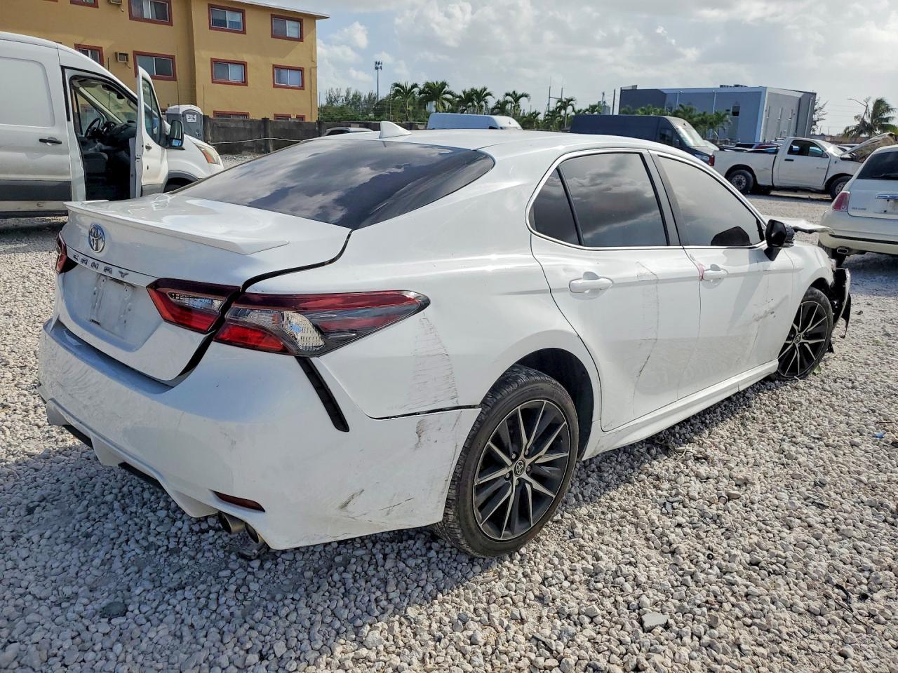 2022 Toyota Camry Se - Фото 3