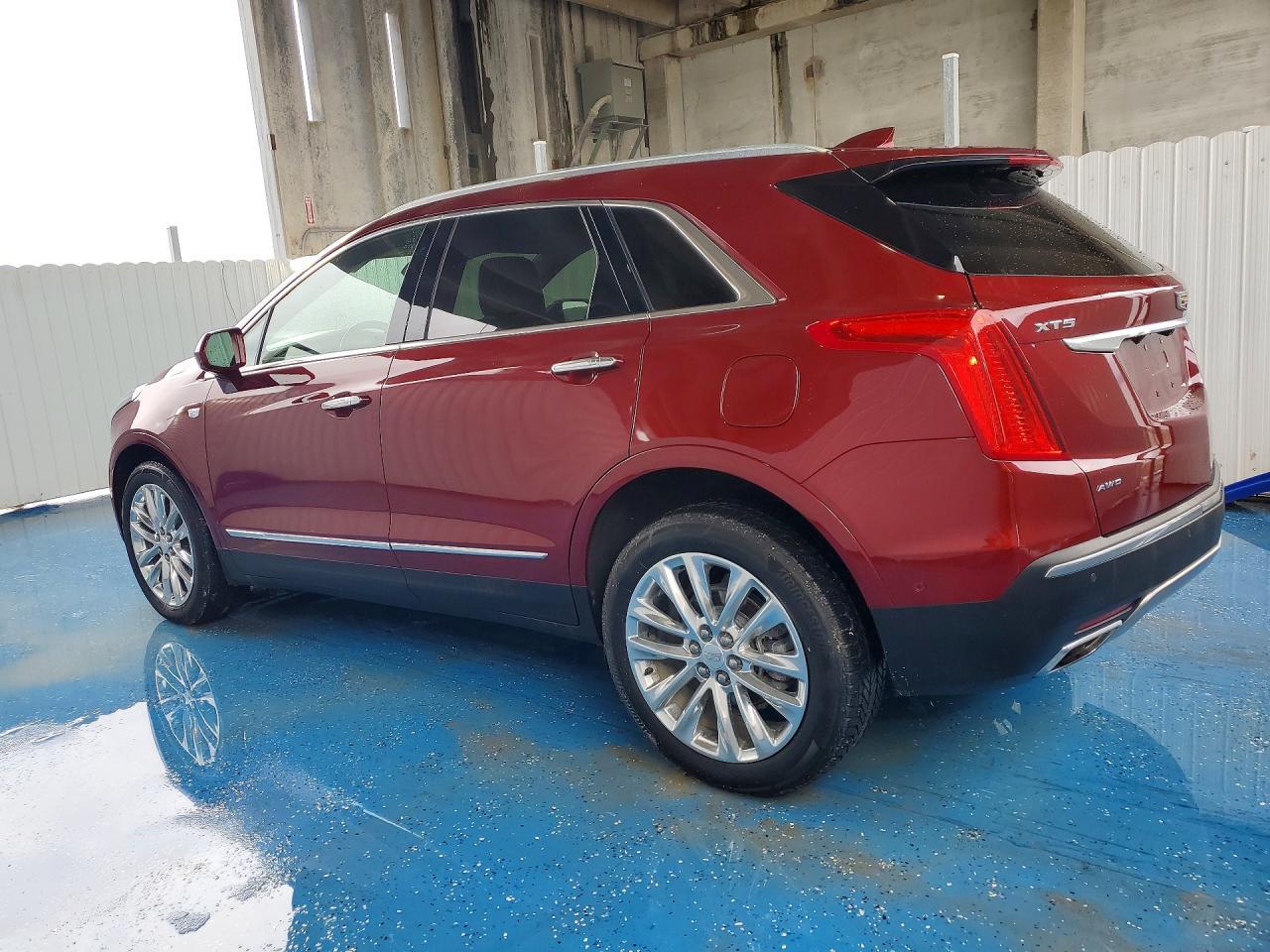 2017 Cadillac Xt5 Platinum - Image 2