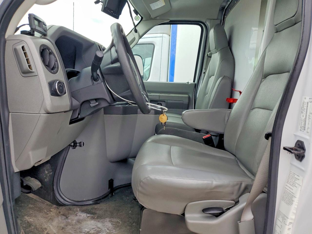 2023 Ford E350 Refrigerated Box Truck - Фото 7