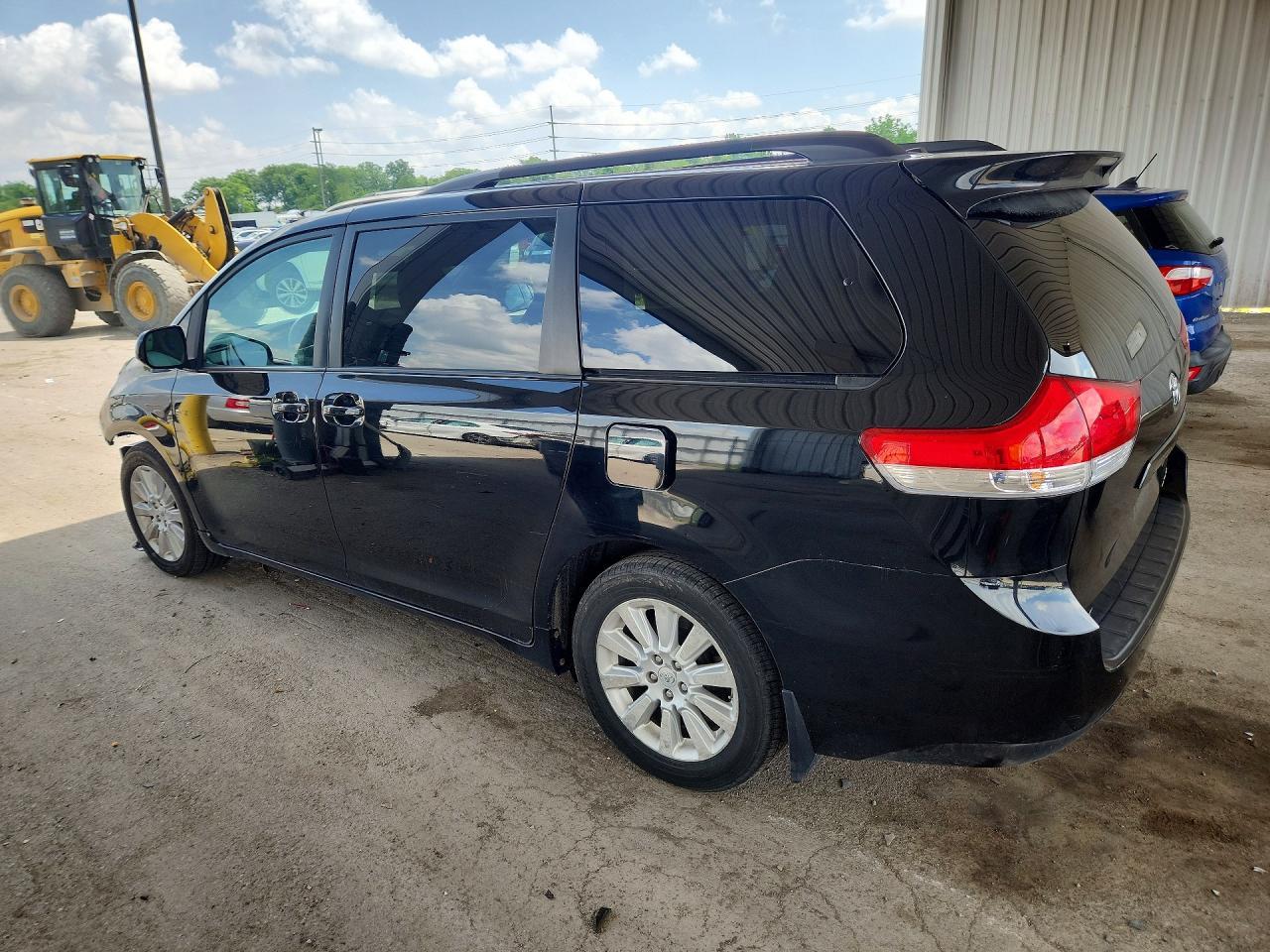 2011 Toyota Sienna Xle 7-Passenger - Фото 2