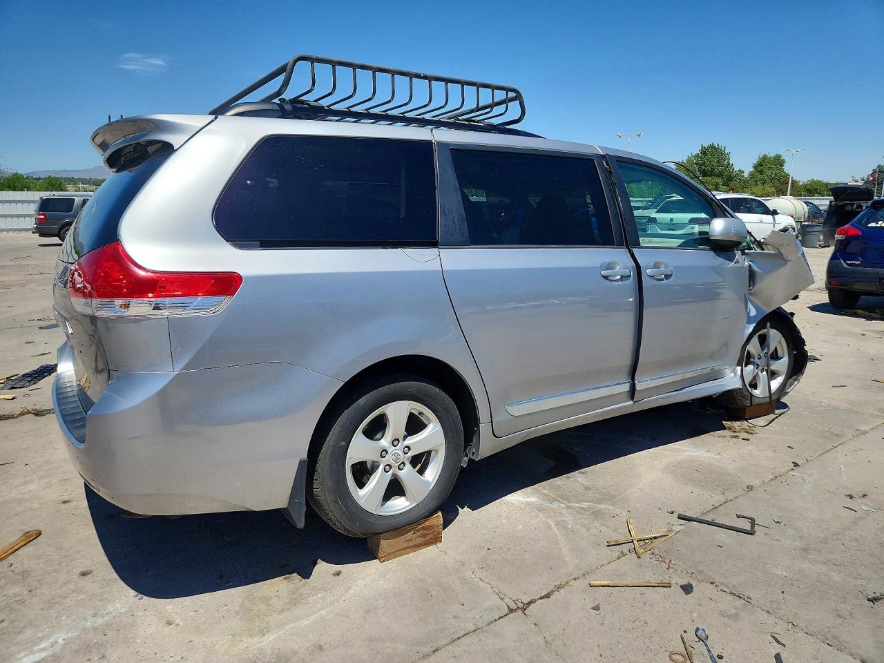 2012 Toyota Sienna Le - Image 3