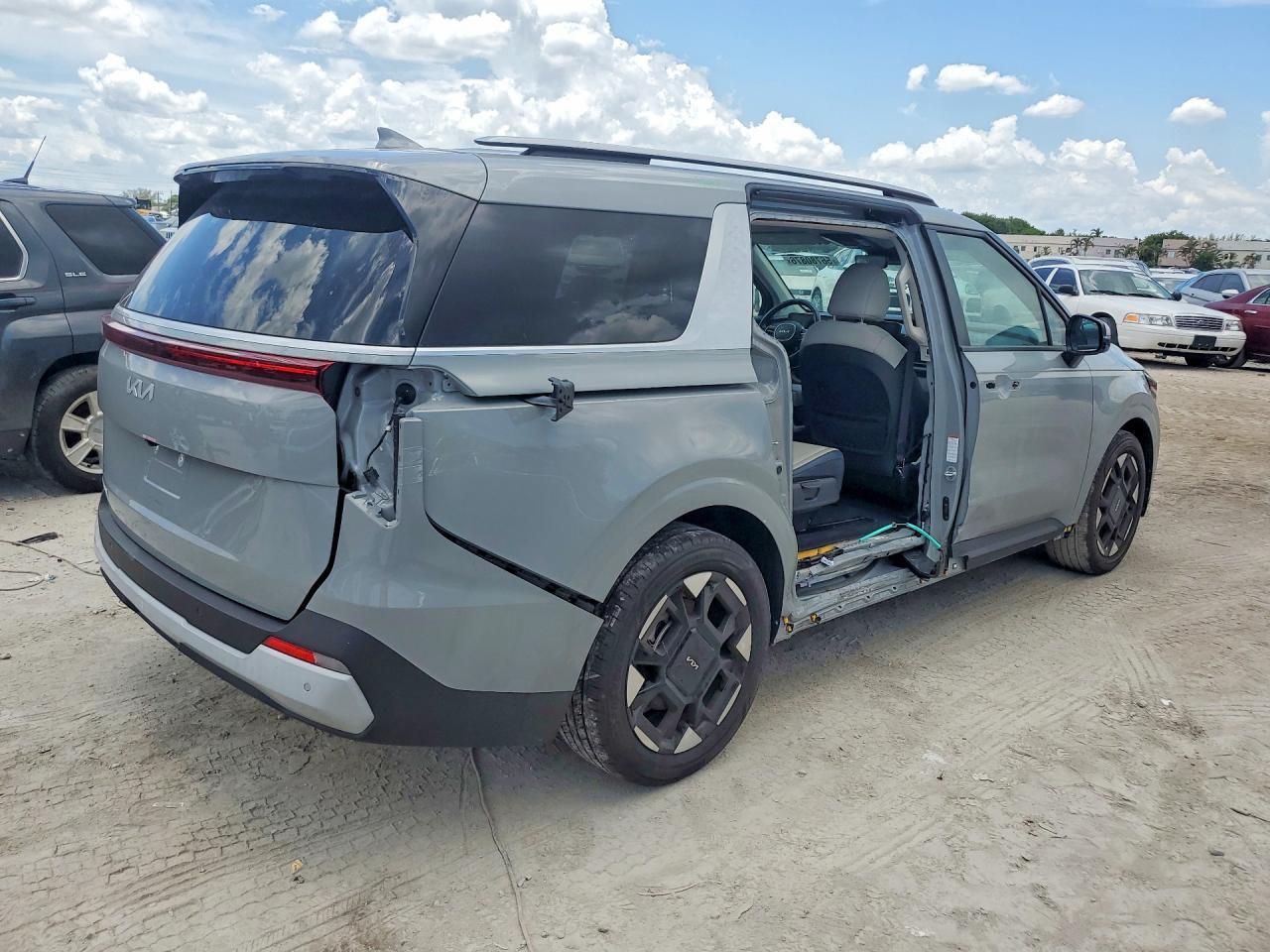 2025 Kia Carnival Ex - Image 3
