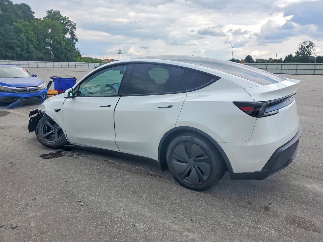 2026 Tesla Model Y - Фото 2