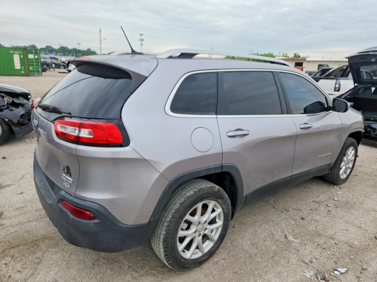 2017 Jeep Cherokee Latitude - Image 3