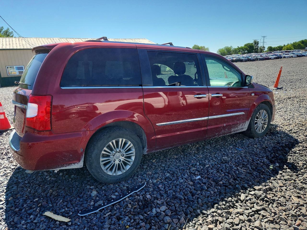 2014 Chrysler Town & Country Touring L - Фото 3