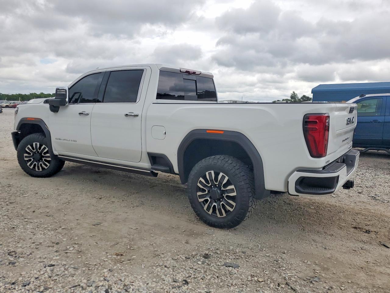2025 GMC Sierra K2500 Denali Ultimate - Image 2