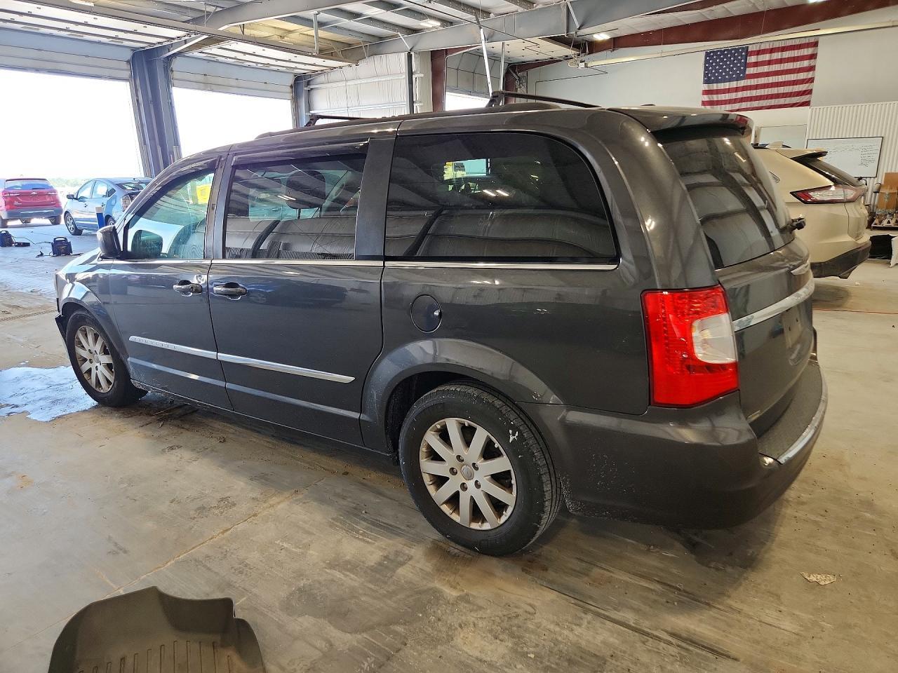 2016 Chrysler Town & Country Touring - Фото 2
