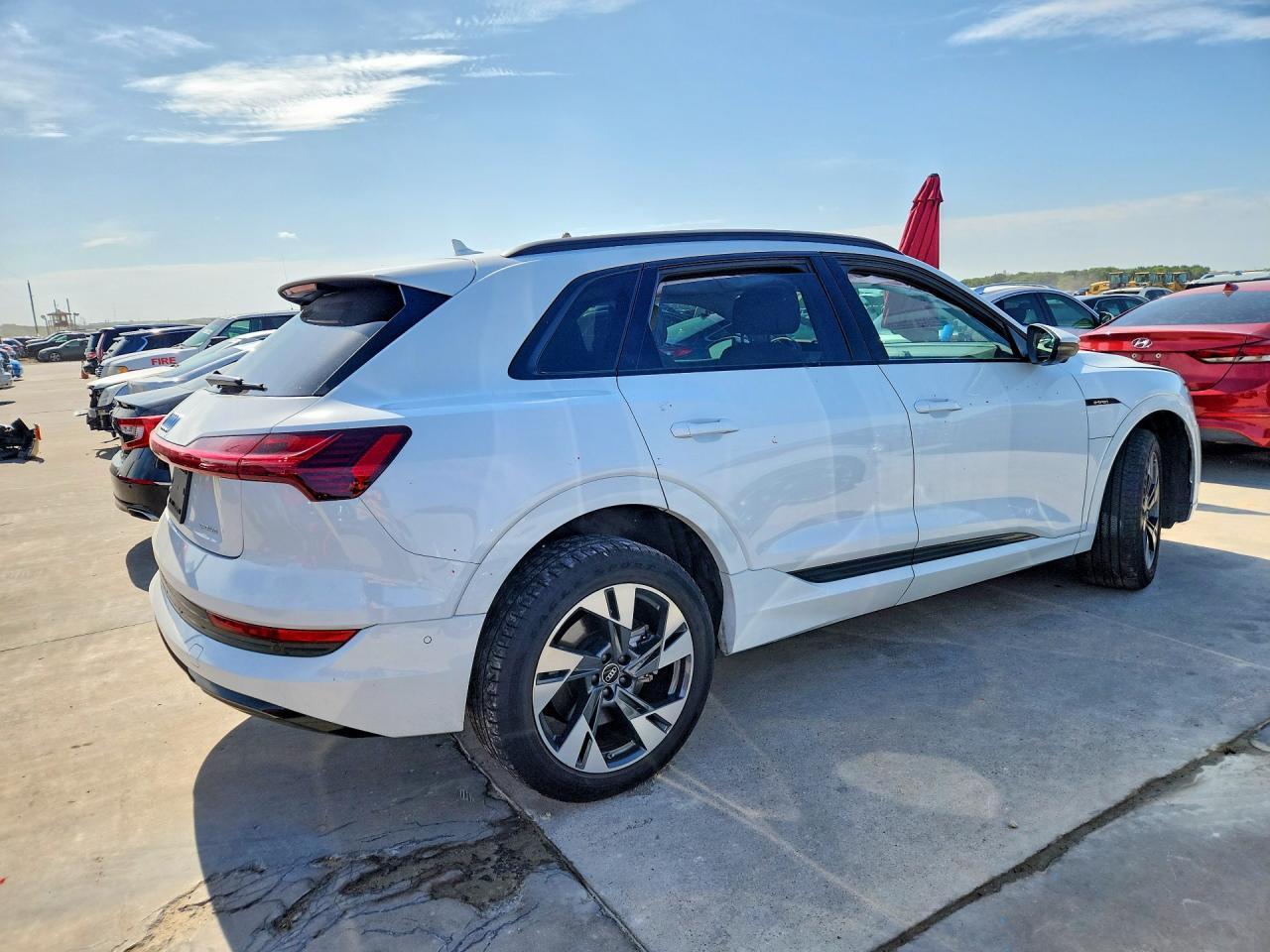 2022 Audi E-Tron Premium - Фото 3