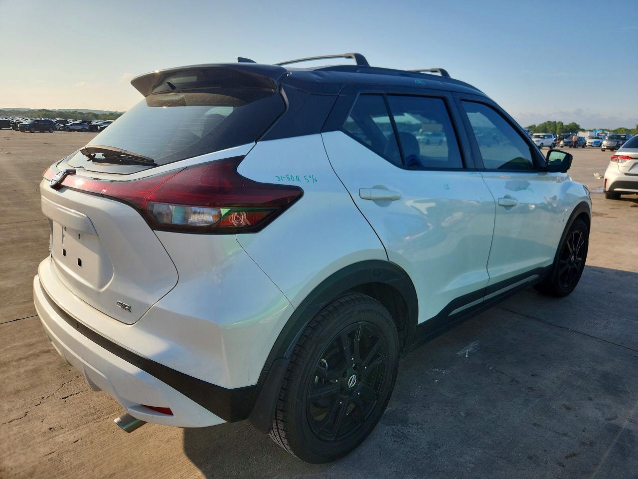 2021 Nissan Kicks Sr - Image 3