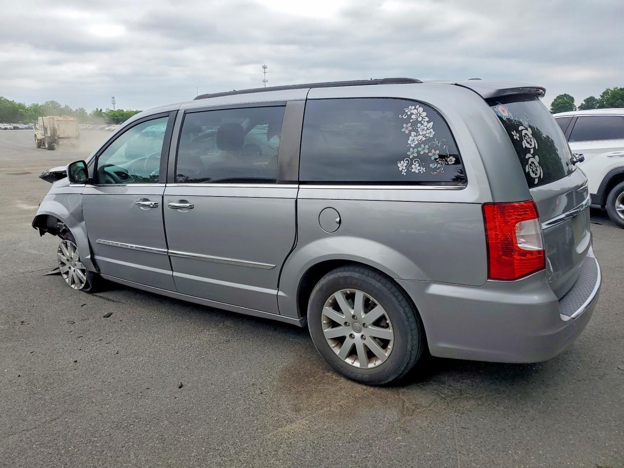 2015 Chrysler Town & Country Touring - Image 2