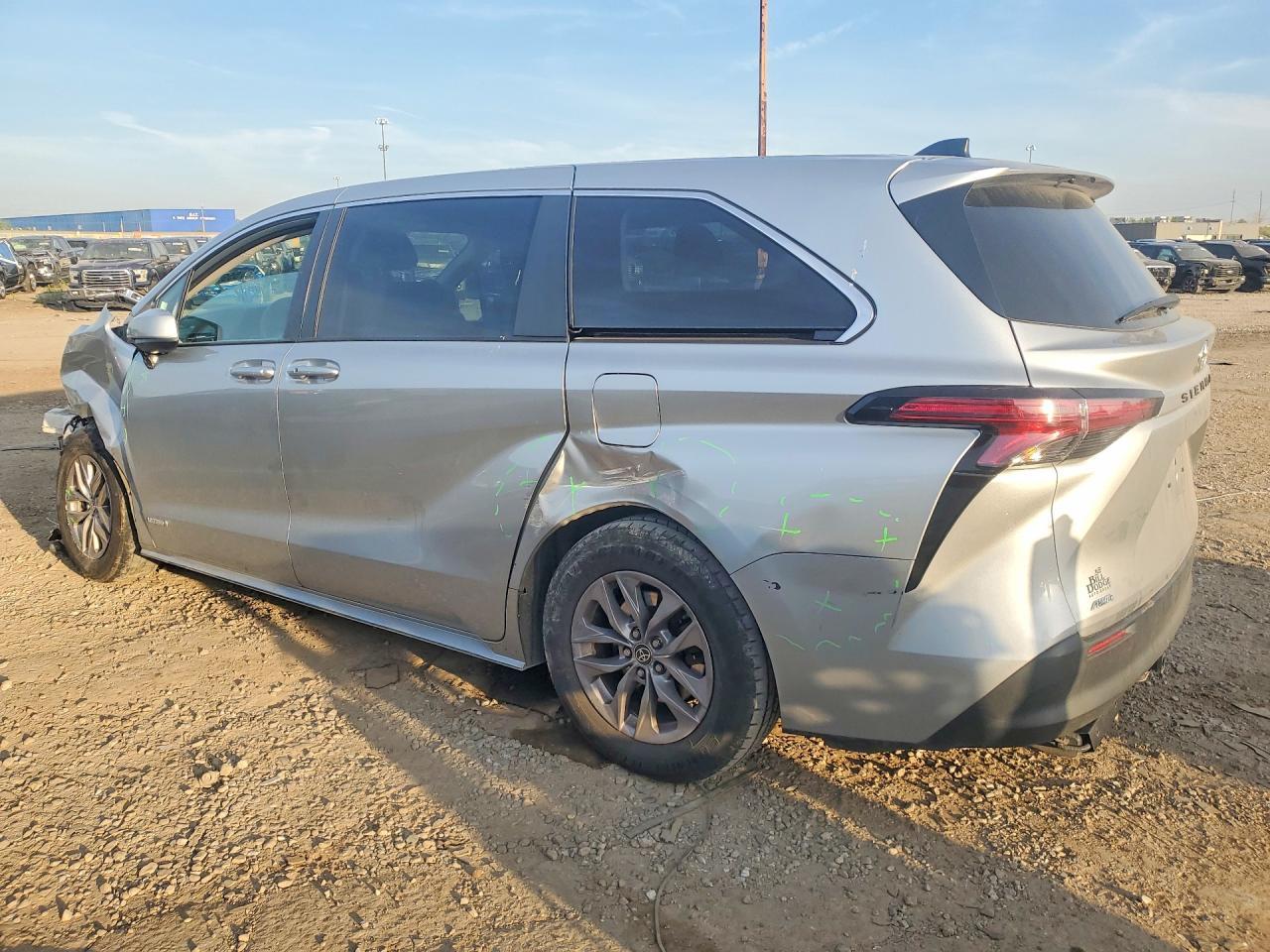 2021 Toyota Sienna Le - Image 2