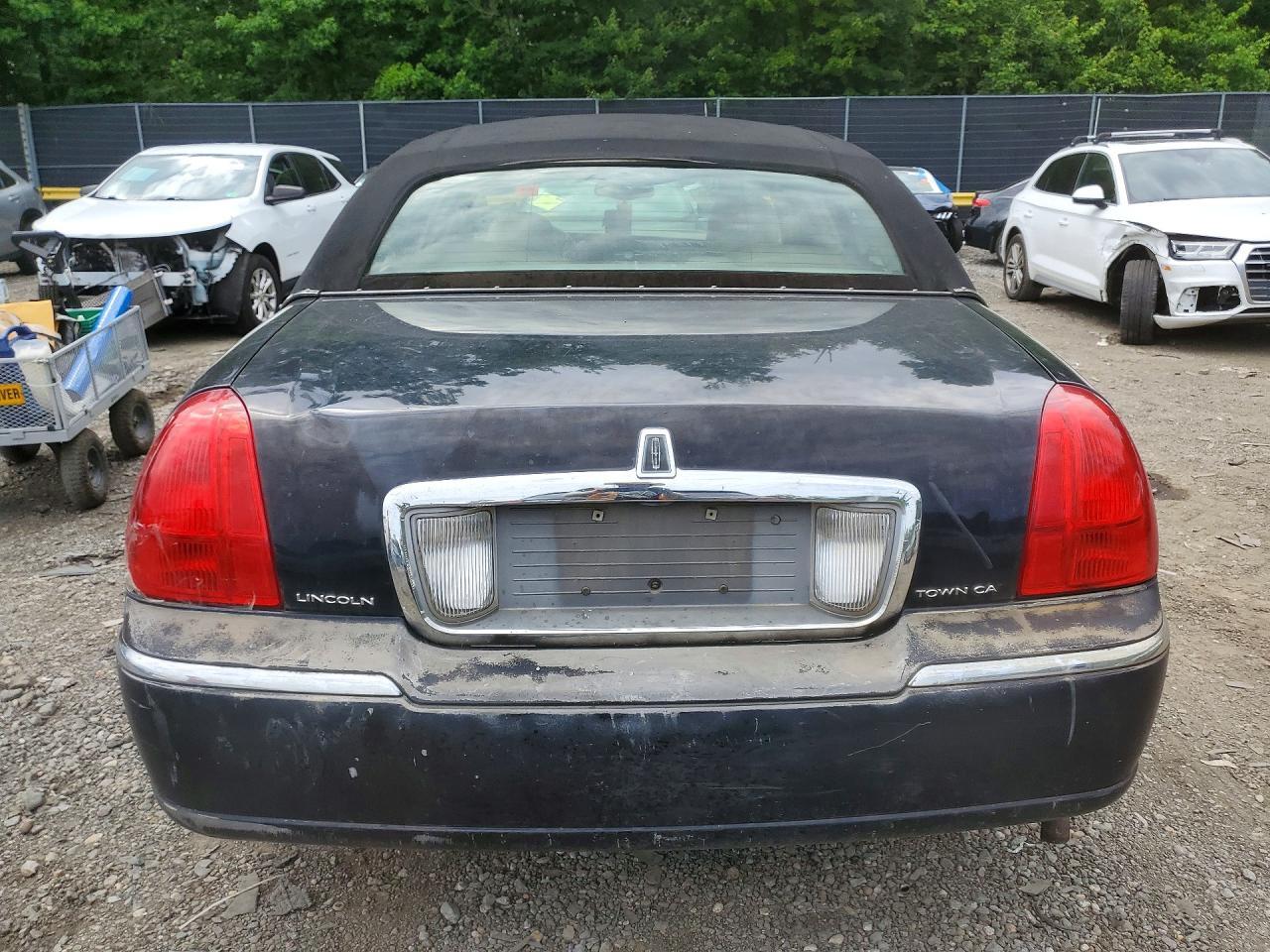 2003 Lincoln Town Car Executive - Фото 6