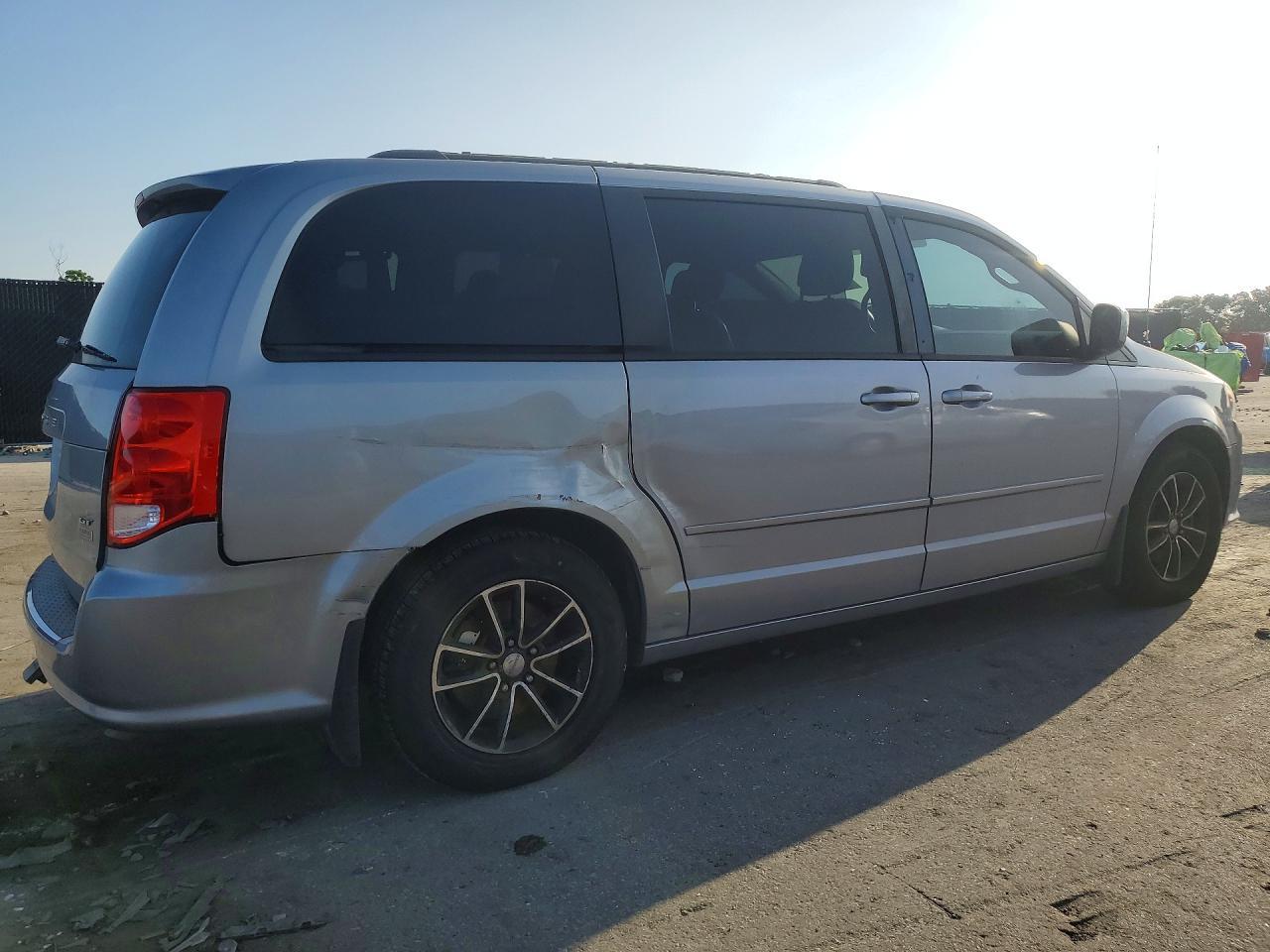2017 Dodge Grand Caravan Gt - Image 3