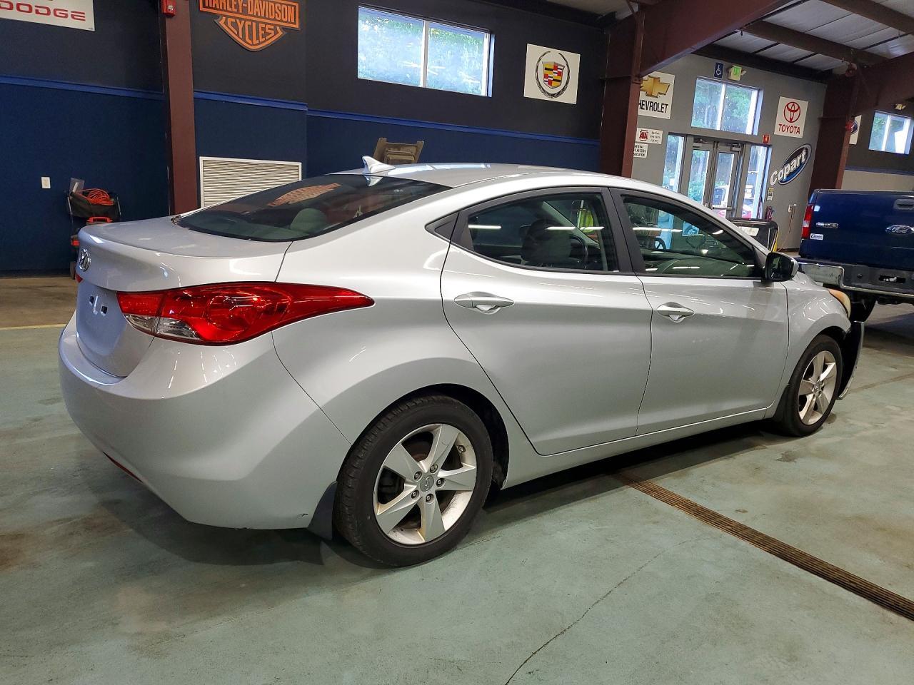 2013 Hyundai Elantra - Фото 3