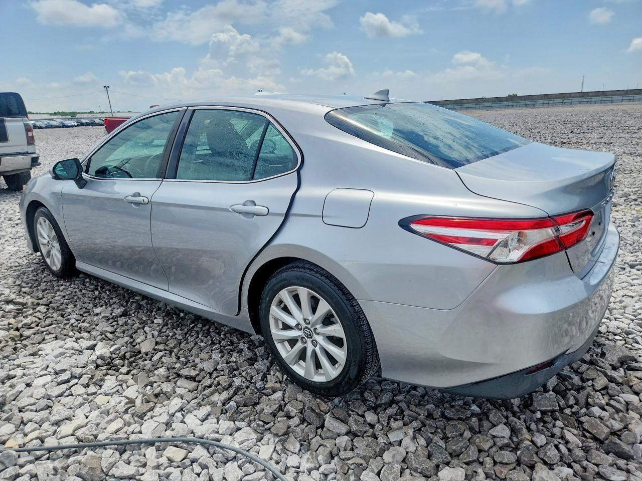2020 Toyota Camry Le - Фото 2
