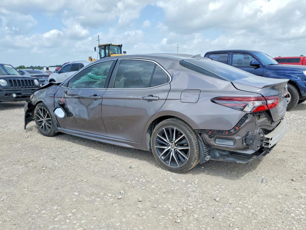 2022 Toyota Camry Se - Фото 2