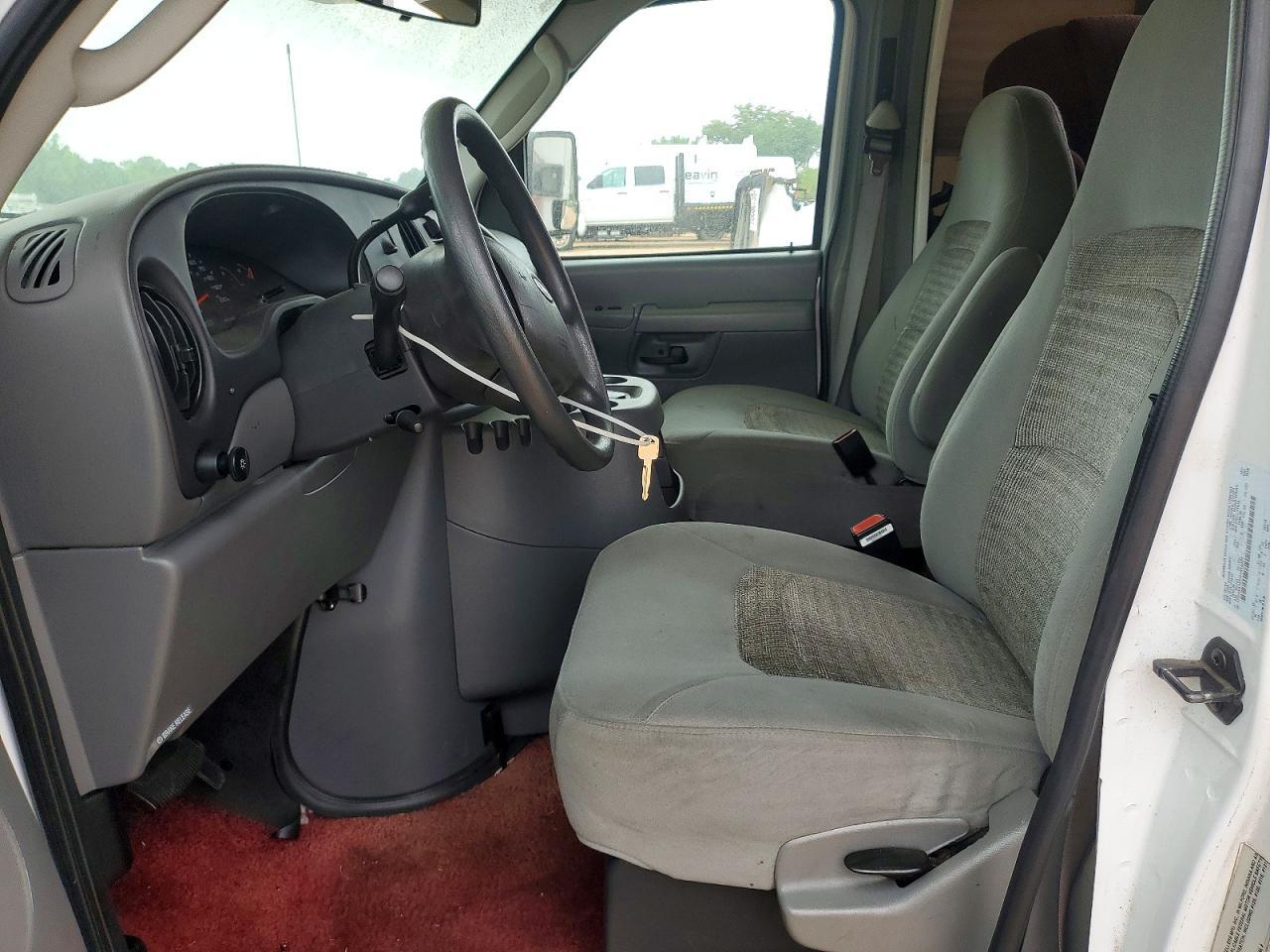 2005 Ford Econoline E450 Super Duty Cutaway Van - Image 7