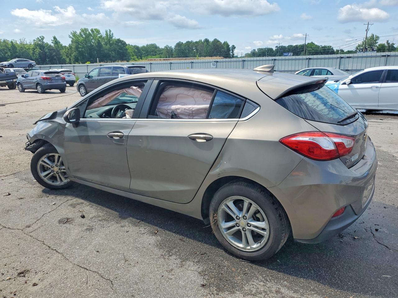 2017 Chevrolet Cruze Lt - Image 2