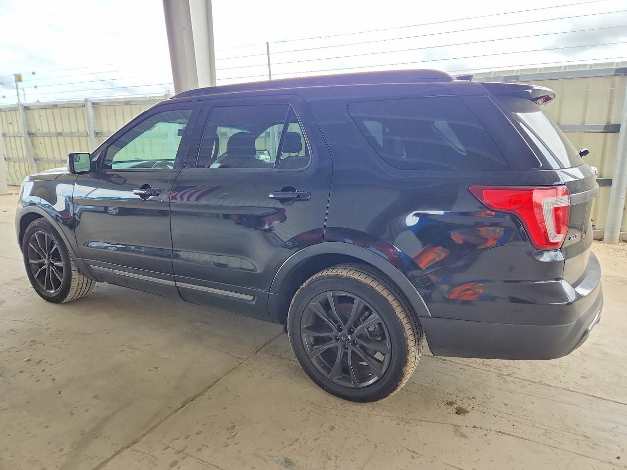 2017 Ford Explorer Xlt - Фото 2