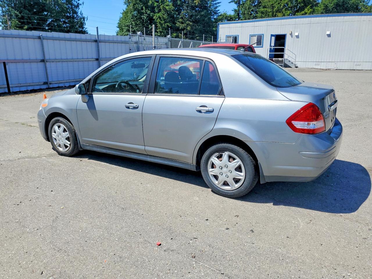 2011 Nissan Versa 1.8 S - Image 2