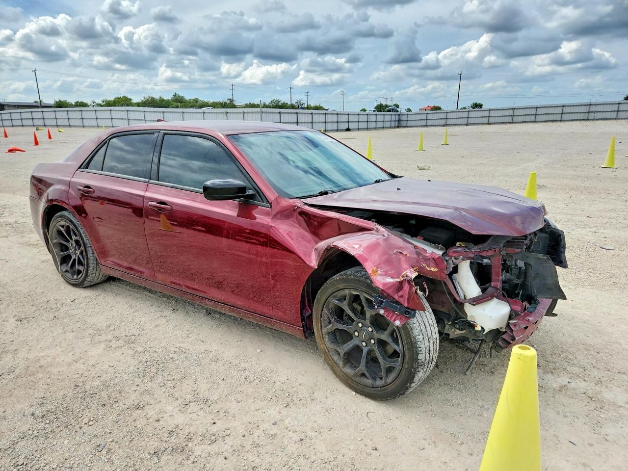 2020 Chrysler 300 Touring - Фото 4