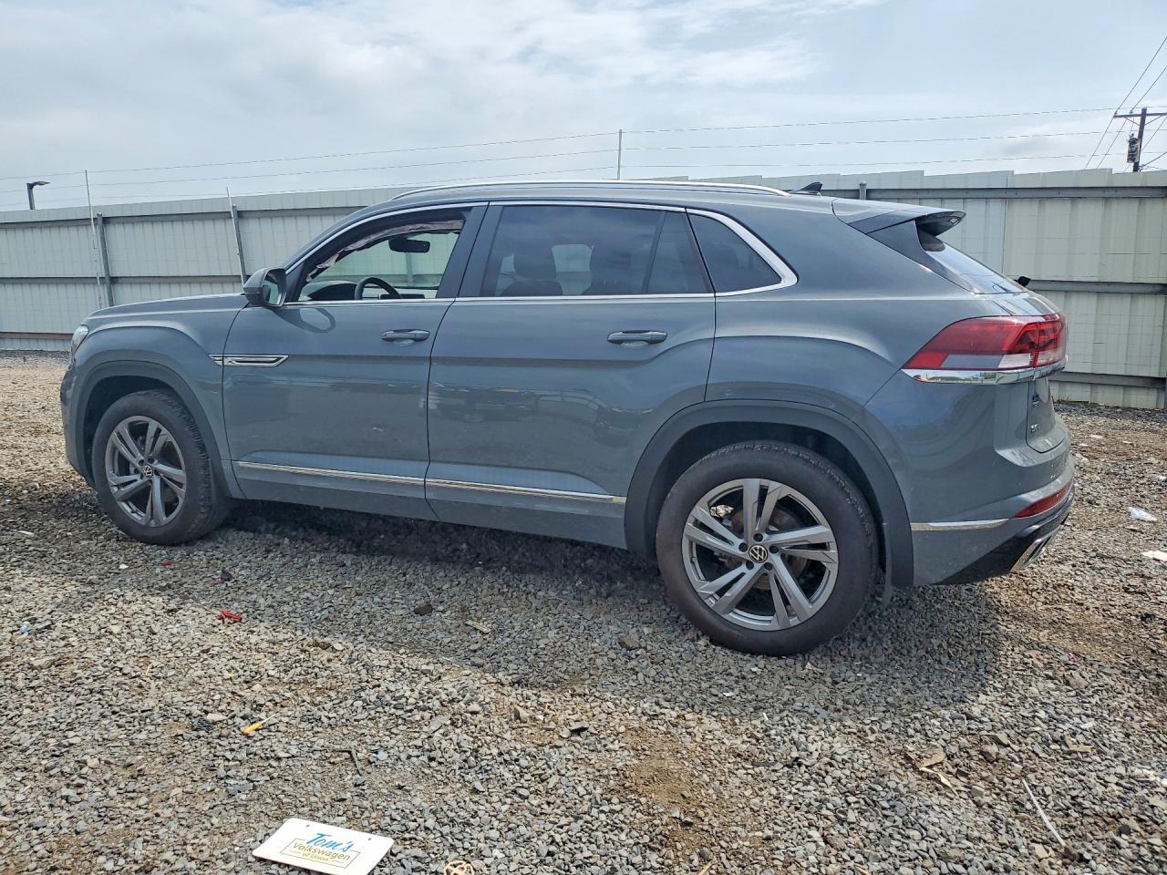 2024 Volkswagen Atlas Cross Sport Sel R-Line - Image 2