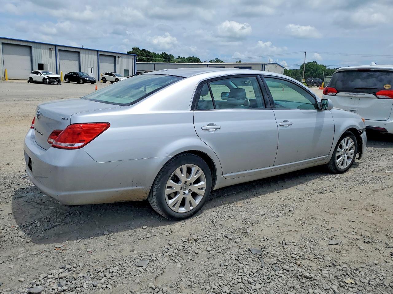 2010 Toyota Avalon Xls - Image 3