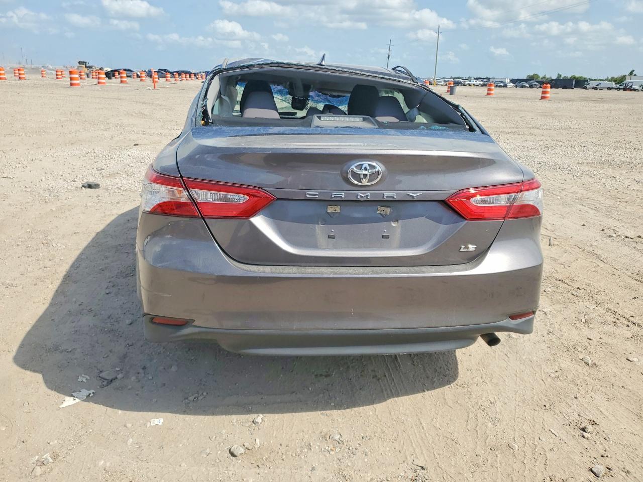 2020 Toyota Camry Le - Фото 6