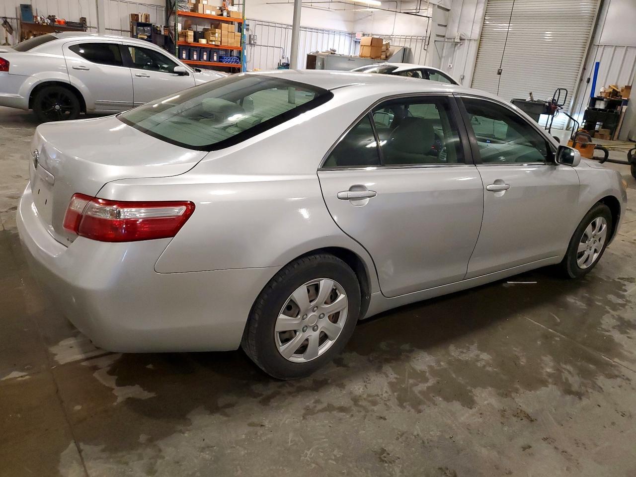 2009 Toyota Camry Le - Фото 3