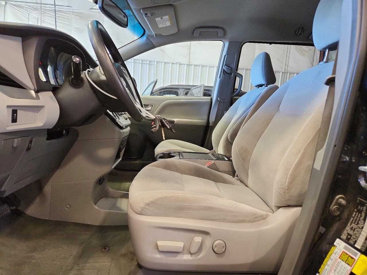 2017 Toyota Sienna Le - Фото 7
