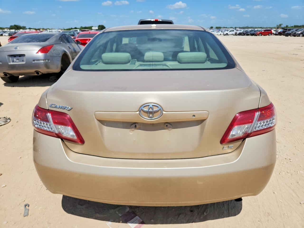 2010 Toyota Camry Le - Фото 6