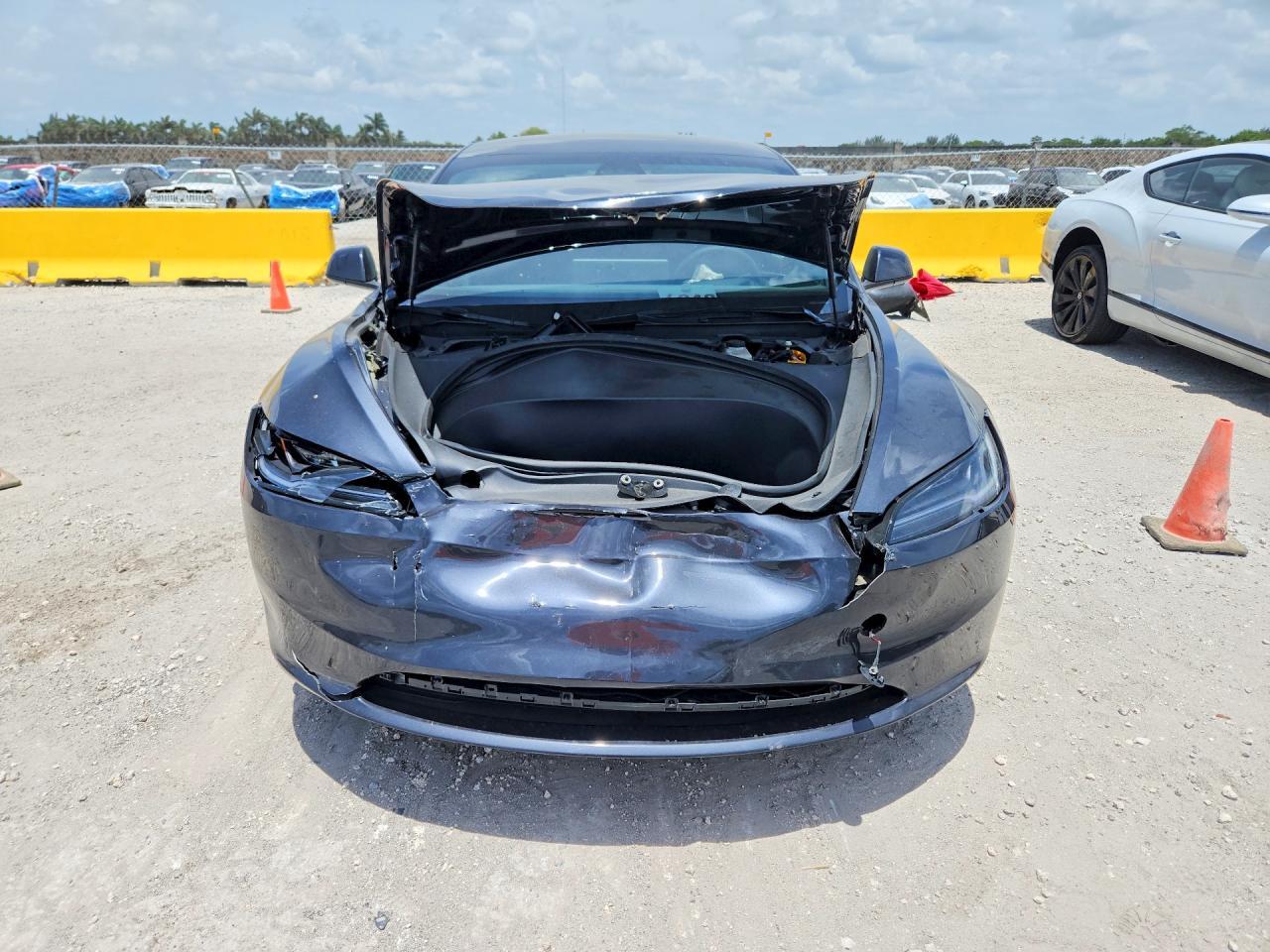 2025 Tesla Model 3 - Фото 5