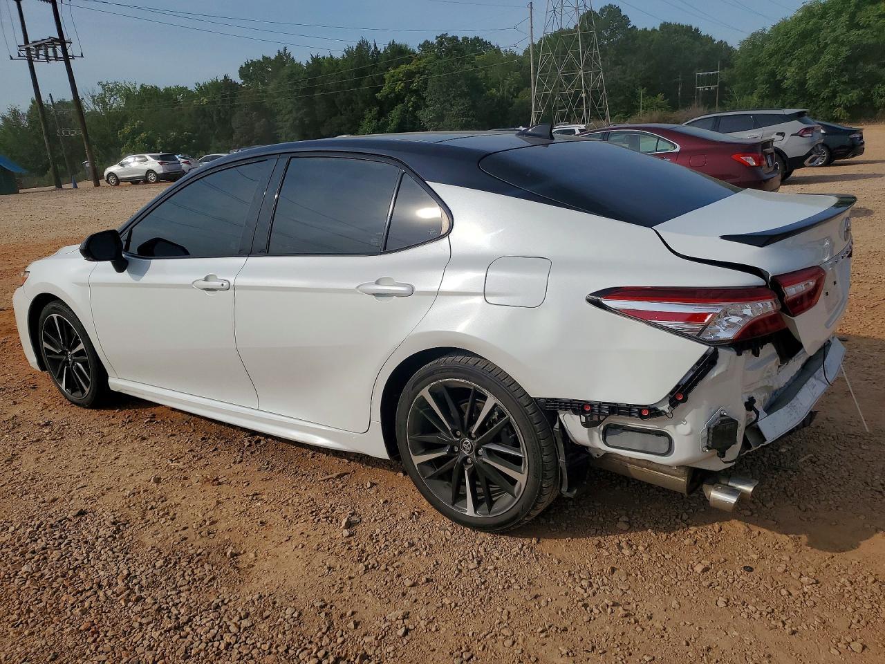 2020 Toyota Camry Xse - Фото 2