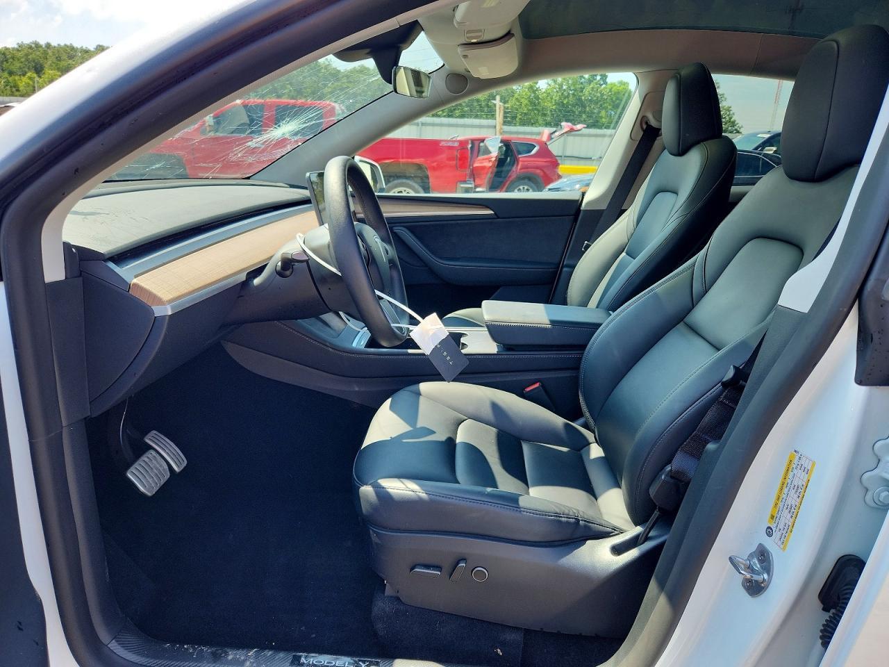 2025 Tesla Model Y - Image 7