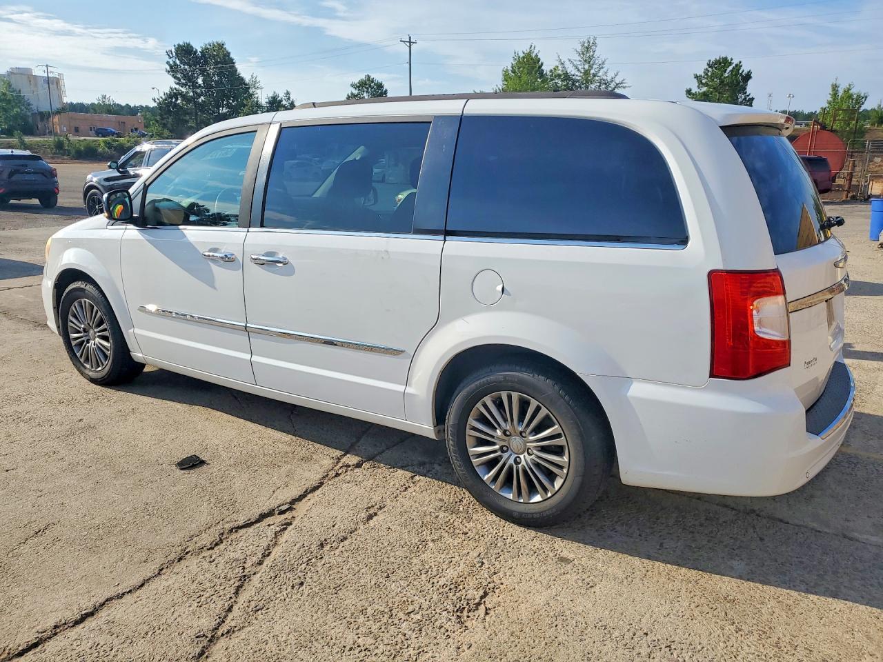 2014 Chrysler Town & Country Touring L - Фото 2