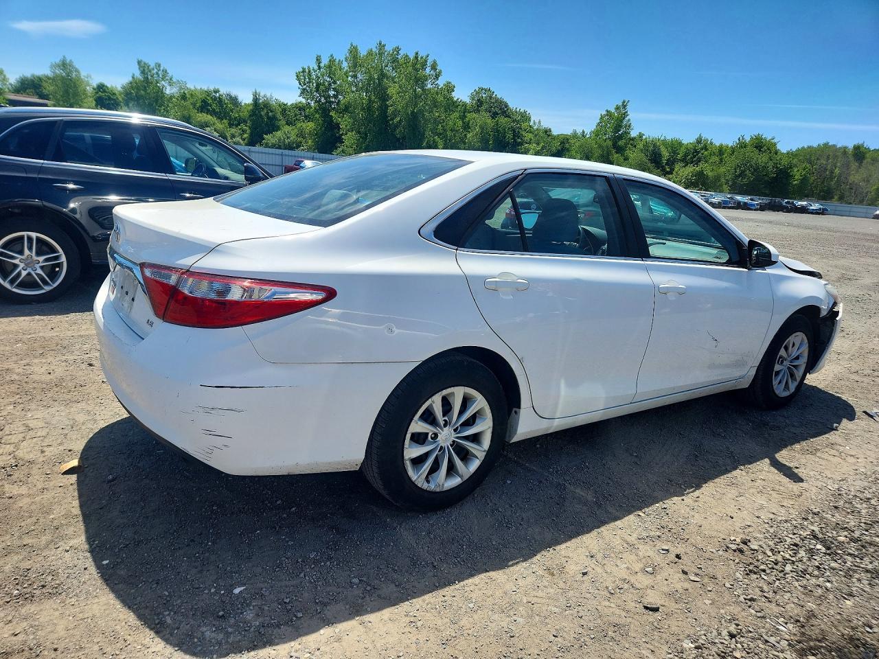 2017 Toyota Camry Le - Image 3